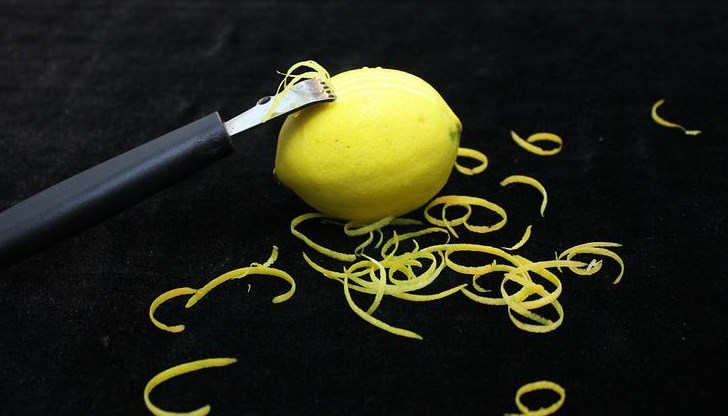 Най-добрият начин да извлечете максимума от лимоните и тяхната кора е да ги замразите, настържете и консумирате
