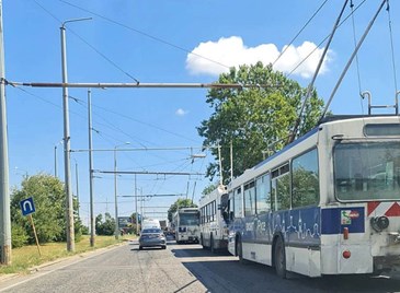 Забраниха спирането и престоя на автомобили от пътен възел „Охлюва“ до пътен възел „Христо Ботев“ Забраниха спирането и престоя на автомобили от пътен възел „Охлюва“ до пътен възел „Христо Ботев“