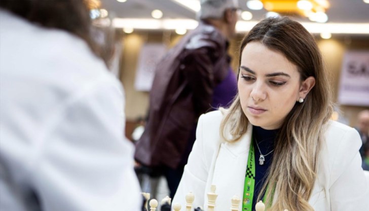 С пълен актив от 2 точки е само 17-годишната Надя Тончева, която победи азербайджанската шахматистка