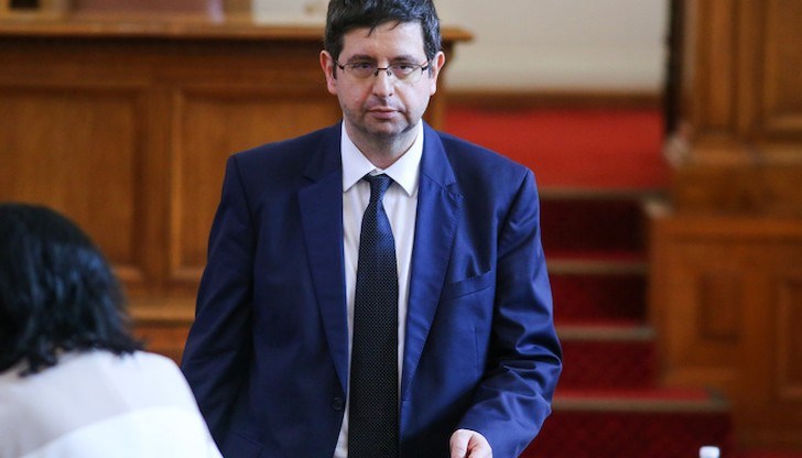 Петър Чобанов е бил Министър на финансите на Република България в периода 2013 – 2014 година