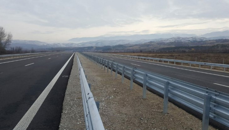 За магистрала "Марица", както и за областите София, Кюстендил, Пазарджик и Смолян дори няма избрани изпълнители
