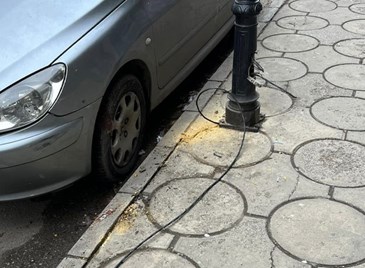Открит кабел в тротоарна фуга заплашва живота на русенци Открит кабел в тротоарна фуга заплашва живота на русенци