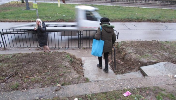 Преди година пенсионерът сам поставя тротоарни плочки и камъни, за да обезопаси мястото за хората