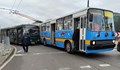Тролей и автобус се удариха в центъра на София