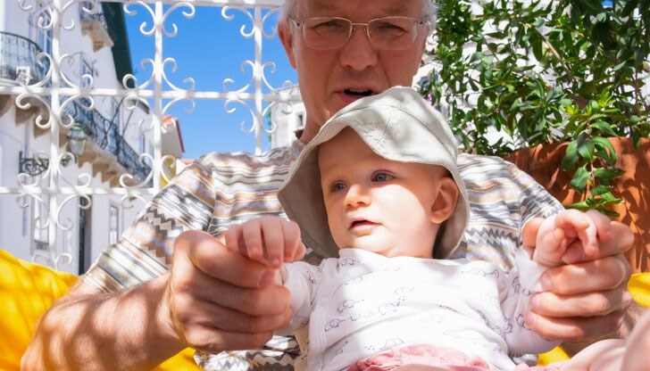 Бабата или дядото, на които е прехвърлен отпускът, имат право на обезщетение от НОИ, докато детето навърши 1 година