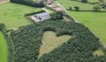 Фермер засади ливада с форма на сърце в Англия