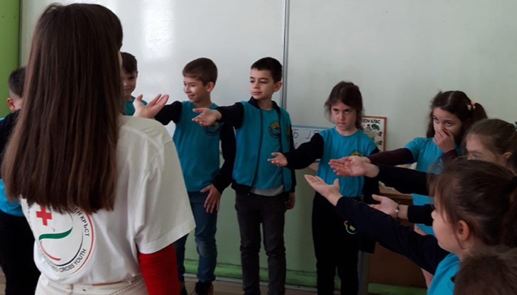 Доброволци от младежкия Червен кръст в Русе беседваха с паисиевци от началните класове