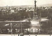Къде се намира оградата на Градската градина, красила центъра на Русе?