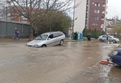Автомобил пропадна в дупка от ВиК авария в Пловдив