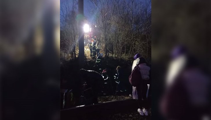 Влак с 280 пътници спря внезапно, за да избегне удар с дерайлирал товарен влак по маршрута Арад - Букурещ Влак с 280 пътници спря внезапно, за да избегне удар с дерайлирал товарен влак по маршрута Арад - Букурещ