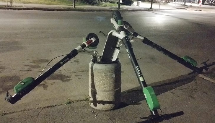 Електрическите скутери, напъхани в кошче за боклук на кръговото край паметника на Альоша, е заснела Цонка Кирова