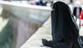 В Иран следят с камери носят ли жените хиджаб