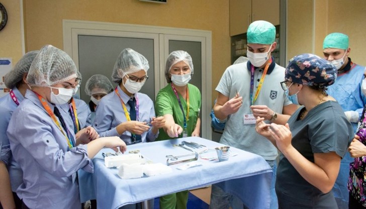 По време на визитата учениците бяха запознати с организацията на работа в отделение по Съдова хирургия