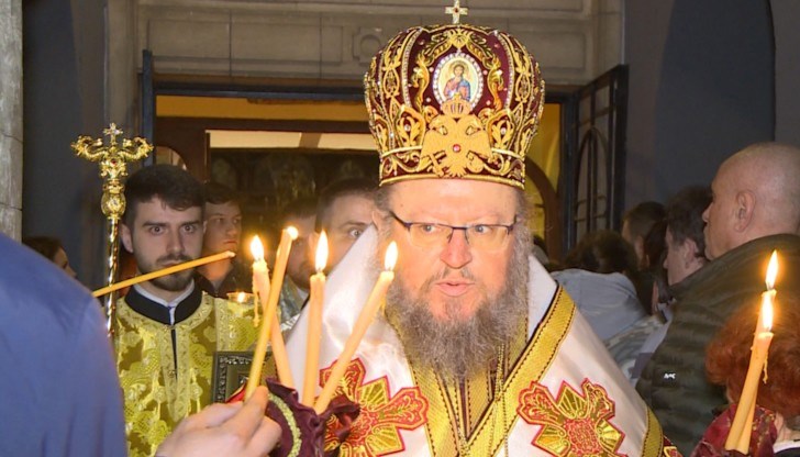 Празничната служба бе в храма "Света Петка", но повече русенци се събраха пред църквата "Света Троица"