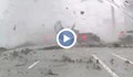Мощно торнадо подхвърля коли във въздуха като играчки