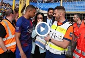 Килиан Мбапе удари с топка в лицето фенка на трибуните