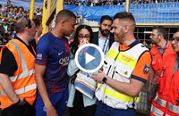 Килиан Мбапе удари с топка в лицето фенка на трибуните