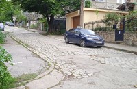 Целият град е разкопан, а улица "Троян" е хлътнала заради течове