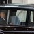 Освиркаха принц Андрю при напускането на Бъкингамския дворец