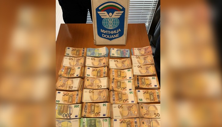 Митнически служители от ТД Митница Русе откриха недекларирана валута с левова равностойност 312 932 лева при две проверки