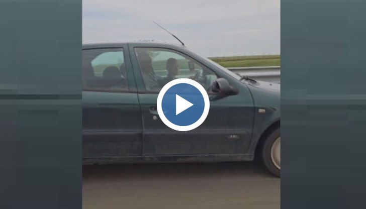 На видеото се вижда, че автомобилът се движи в лявата изпреварваща лента