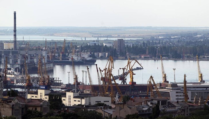 В резултат на удара в пристанищната инфраструктура на Одеса избухна пожар