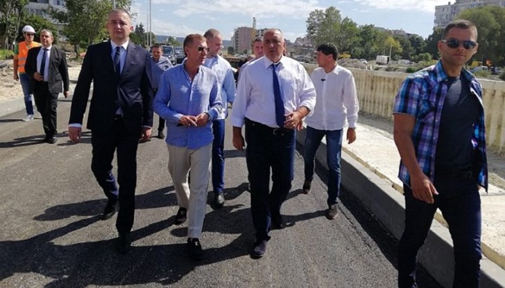 Бойко Борисов, заедно с кмета на Варна Иван Портних и Велико Желев (между тях), проверява строителството на бул. "Васил Левски" с "елипсовидното кръгово" през 2018 г.