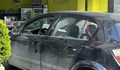 Кола се вряза във витрината на заведение в София