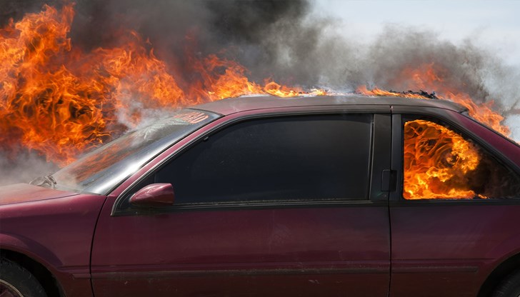 Лекият автомобил се е подпалил поради техническа неизправност /снимката е илюстративна/