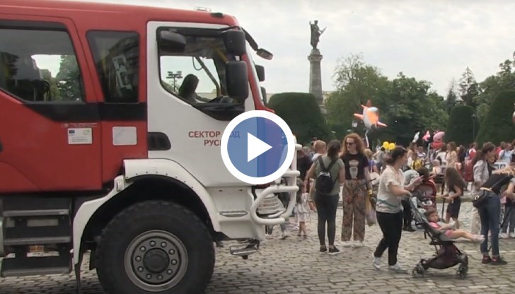 Полицаи и пожарникари се грижеха децата да се докоснат до специализираните автомобили
