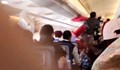 Турбуленция залепи екипаж на самолет на тавана
