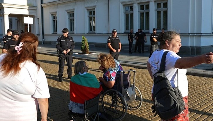 Граждани протестират пред сградата на Народното събрание с българско знаме и викове "оставка"