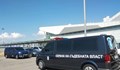 Бус на "Охрана на съдебната власт" чака Васил Божков на летището в София