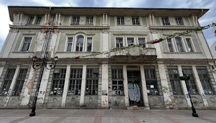 Фасадата на сградата, която е паметник на културата, се руши