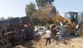Камион се вряза в хора на гробище в Южна Турция