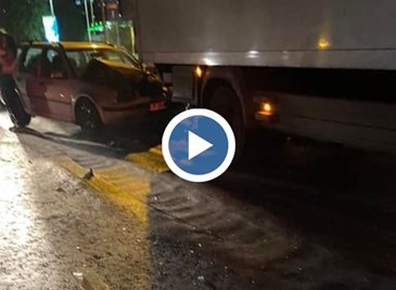 Кола влезе под камион на булевард “Христо Ботев" Кола влезе под камион на булевард “Христо Ботев"