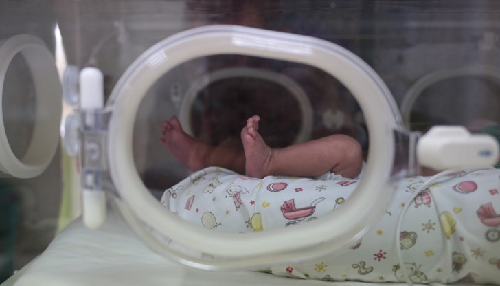 Двете бебета са момченца, едното от които е родено с тегло 860 грама, а другото - 1080 грама
