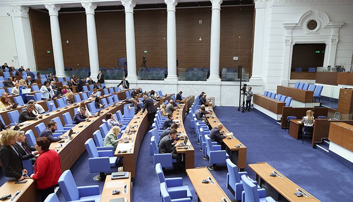 Мнозинството в парламента прие антикорупционния закон, колкото да го отчете пред Брюксел
