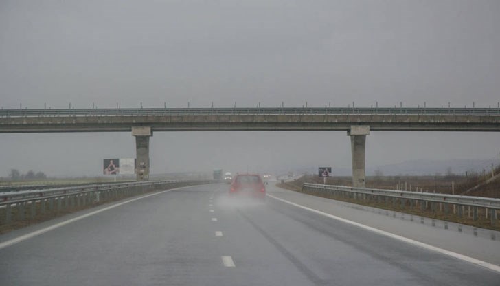 Пътните настилки в областта са мокри, затова шофьорите да карат с повишено внимание