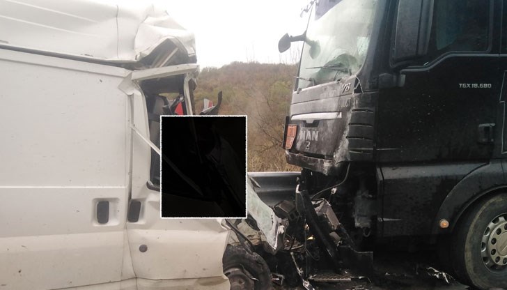 50-годишният шофьор се е забил в ТИР след като е загубил контрол над буса си