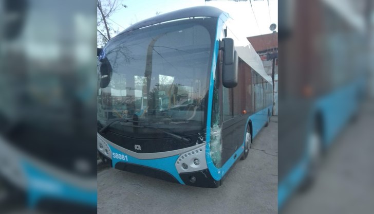 Немарливостта в депото на общинското предприятие е видима по един от новите тролейбуси Немарливостта в депото на общинското предприятие е видима по един от новите тролейбуси