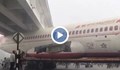 Самолет се заклещи под мост в Индия