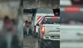 Шофьорка заклещи бус под мост в София