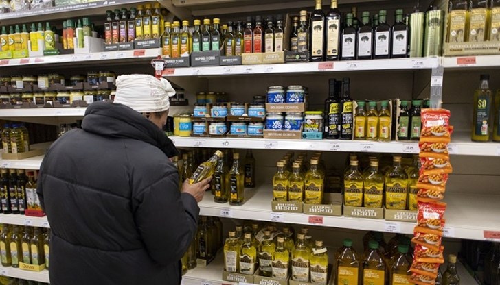 Преди седмица беше разкрит склад, в който българско олио е било смесвано с други добавки и етикетирано като зехтин екстра върджин Преди седмица беше разкрит склад, в който българско олио е било смесвано с други добавки и етикетирано като зехтин екстра върджин