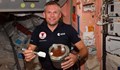 Астронавтът Андреас Могенсен прави шоколадов мус в Космоса