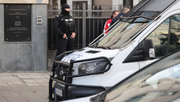 Минути преди 08:00 часа сутринта екипи на СДВР и Националната полиция влязоха на няколко адреса, свързани с бизнесмена Васил Божков