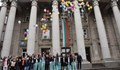 Студенти пуснаха 100 разноцветни балона пред Русенския университет