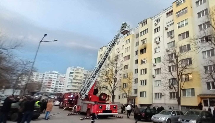Евакуираха хора с противопожарни стълби