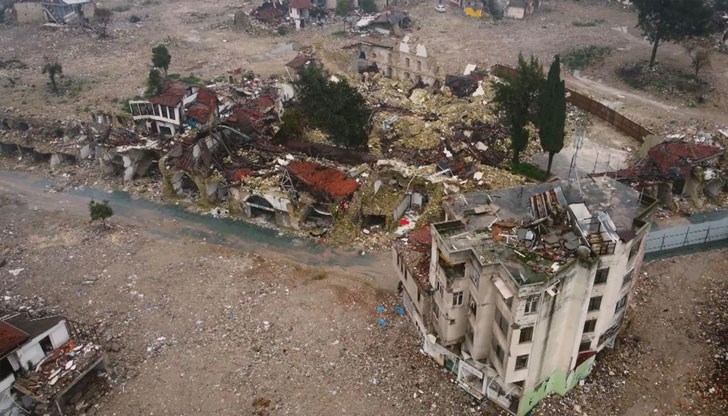 Гледката в Хатай все още е печална година след разрушителните трусове