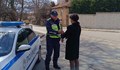Полицаи подаряваха цветя на изрядни шофьорки в Радомир